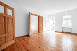 Menuisier pour poser une porte en bois ou en PVC  